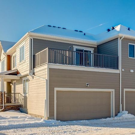 New Home With Ac, Patio And Netflix YYC Eksteriør bilde