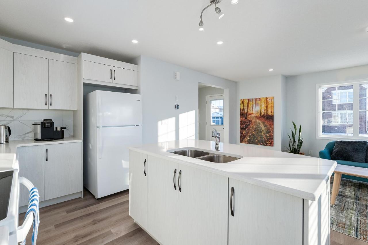 New Home With Ac, Patio And Netflix YYC Eksteriør bilde