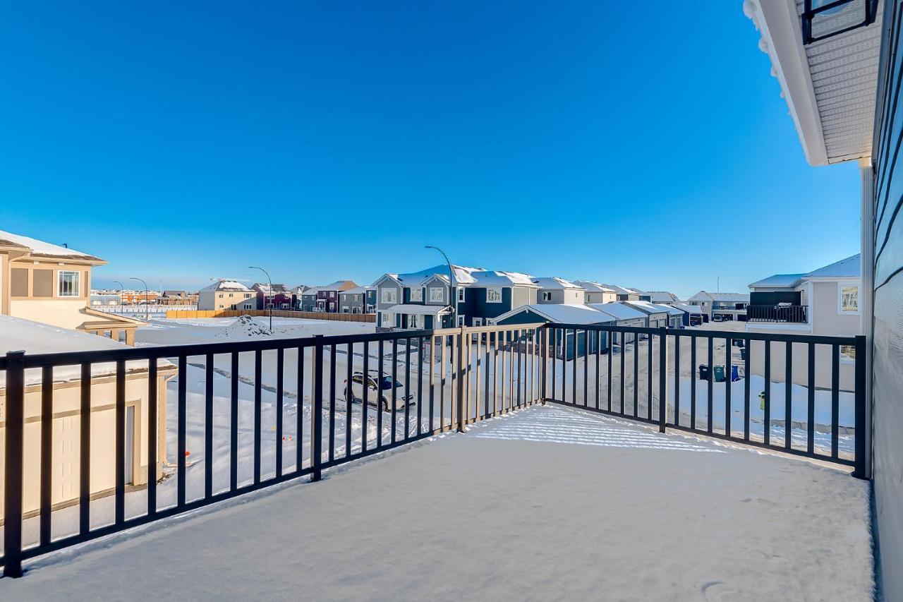 New Home With Ac, Patio And Netflix YYC Eksteriør bilde